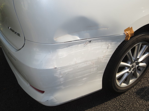 トヨタのエスティマ ：傷の修理方法と費用 Ｒバンパー交換41